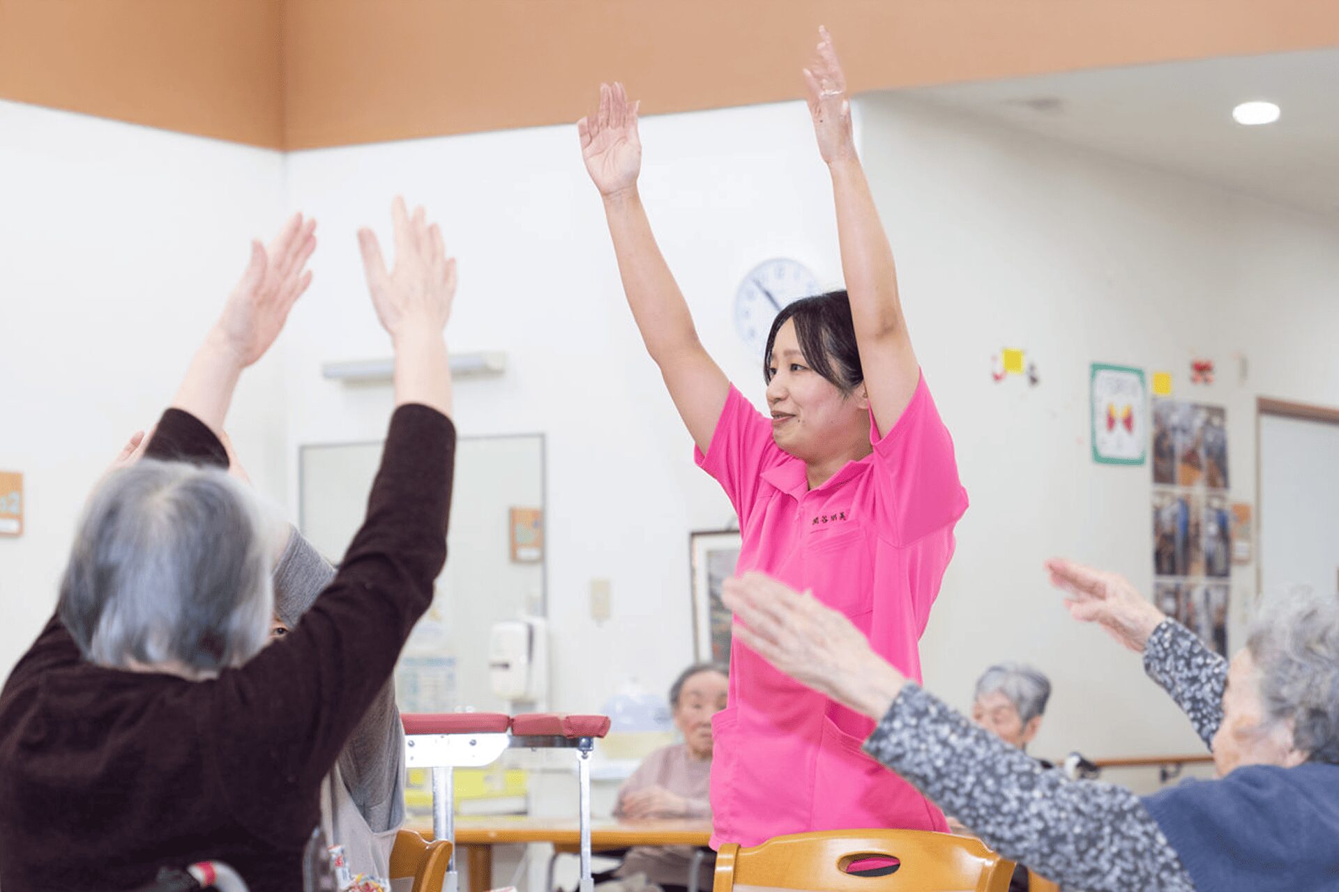 写真：体操する職員と利用者